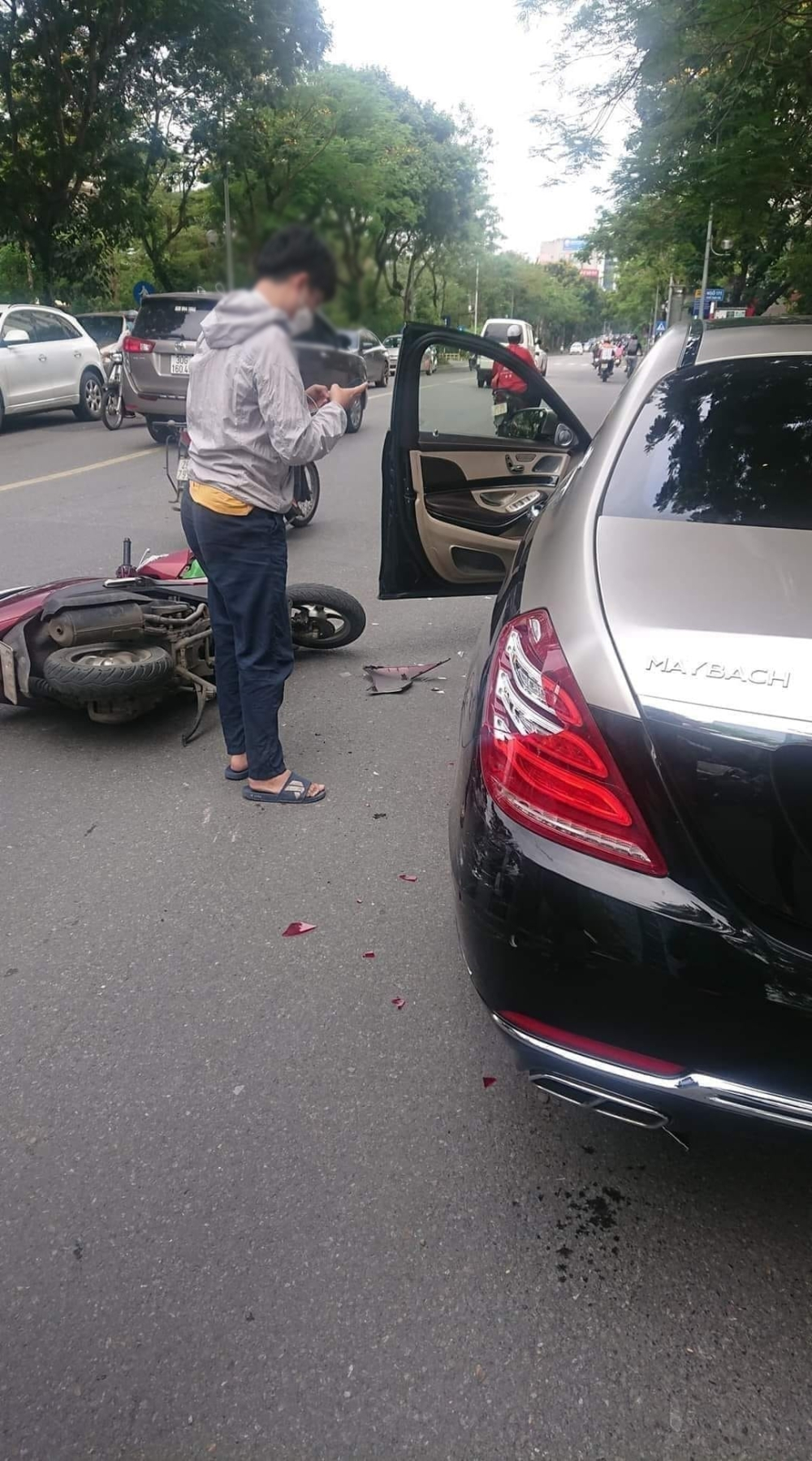 Thiệt hại của chiếc xe si&ecirc;u sang Mercedes-Maybach S-Class l&agrave; đ&egrave;n hậu bị bể