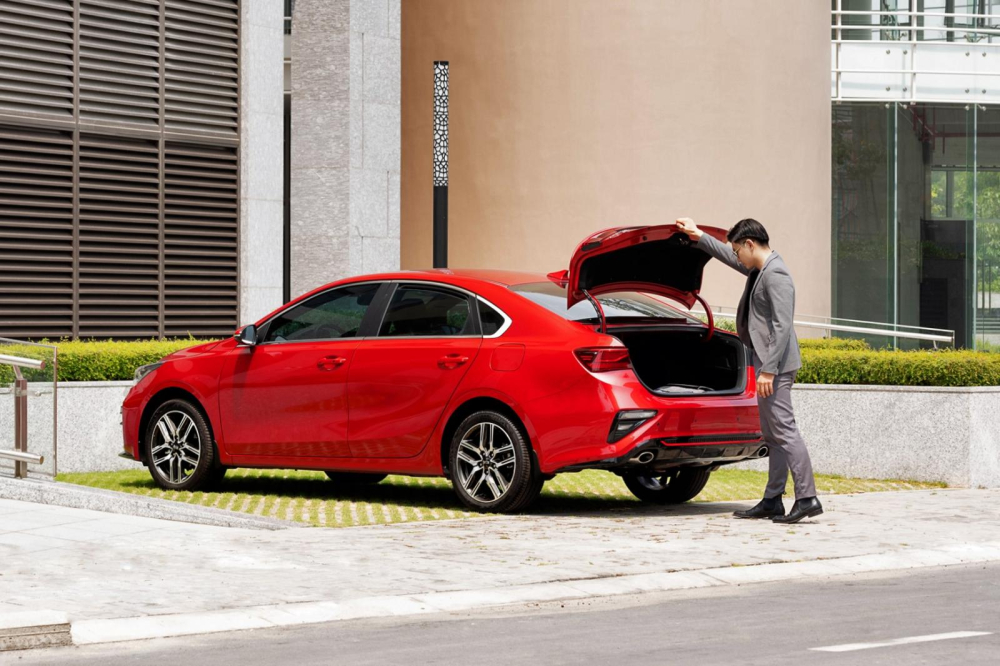 Kia Cerato sở hữu nội thất rộng r&atilde;i đặc biệt l&agrave; h&agrave;ng ghế sau nhưng vẫn c&oacute; thể t&iacute;ch khoang h&agrave;nh l&yacute; lớn.