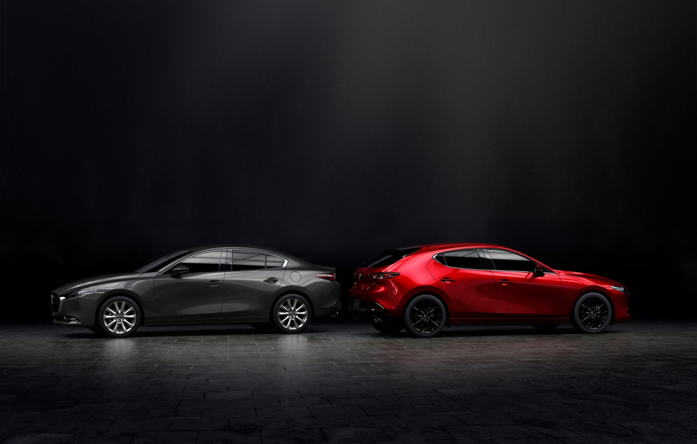 Mazda3 c&oacute; 2 kiểu d&aacute;ng sedan hoặc hatchback.