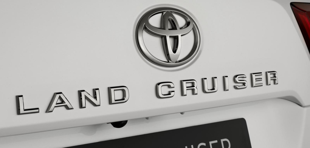 Tem chữ nổi Land Cruiser bên dưới logo Toyota