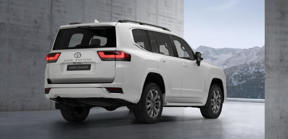 Toyota Land Cruiser 2022 nhìn từ đằng sau