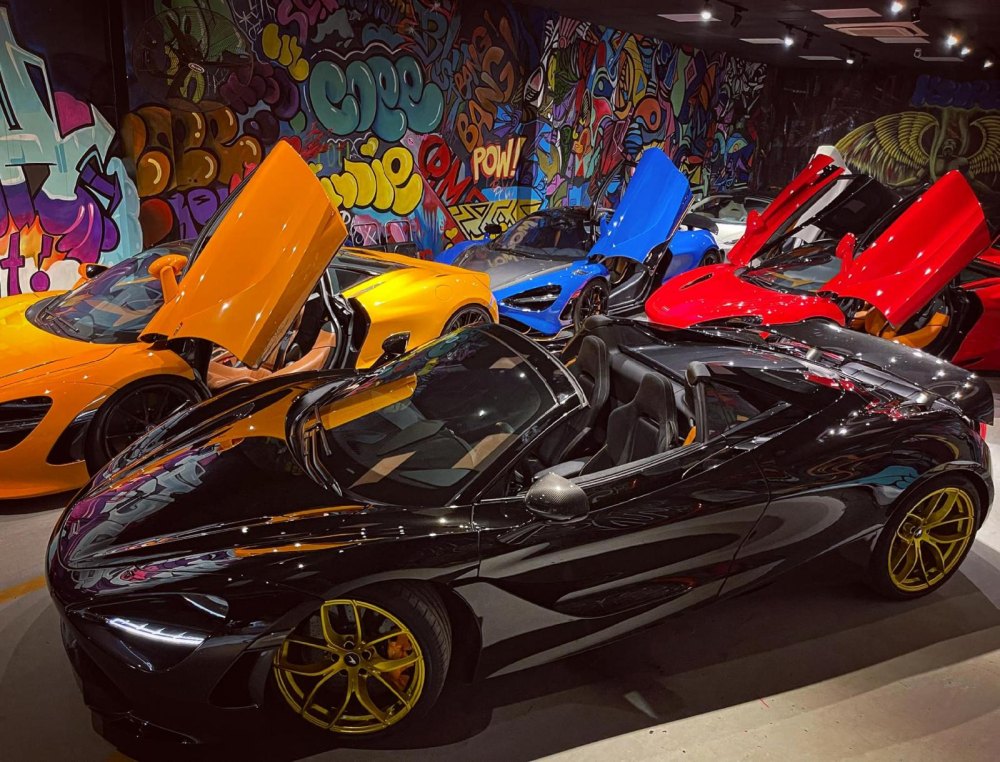 McLaren 720S Spider màu đen sơn mâm màu vàng đồng McLaren 720S Spider màu đen sơn mâm màu vàng đồng