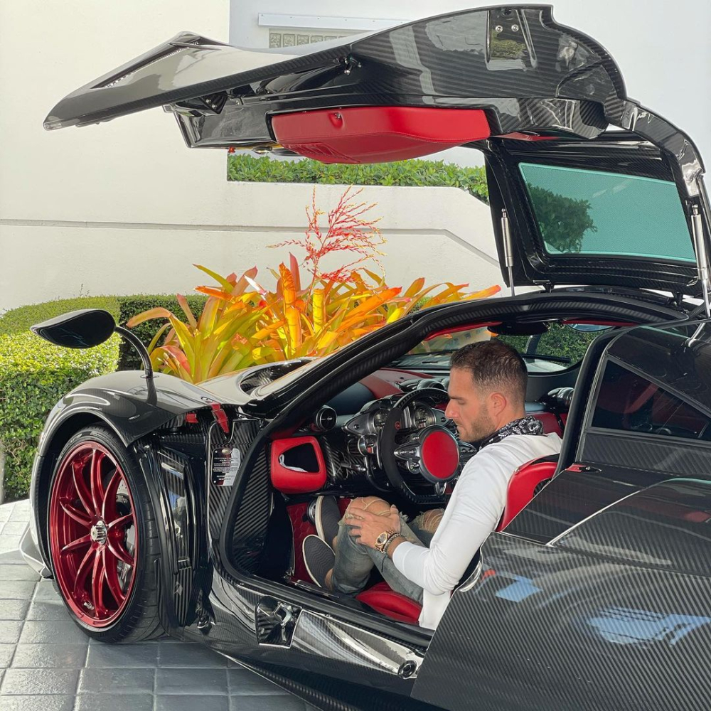 Ông chủ của Prestige Imports phải bay tận sang Ý, vào nhà máy của Pagani với tư cách khách hàng và ra về trở thành nhà phân phối chính hãng đầu tiên của hãng siêu xe hypercar đến từ Ý trên đất Mỹ