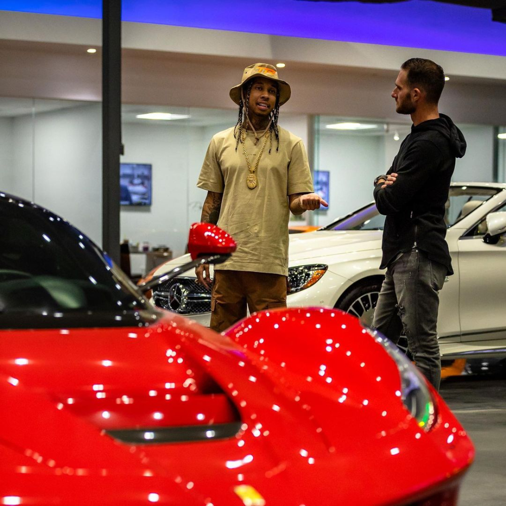 Brett David cùng nam rapper Tyga Brett David cùng nam rapper Tyga