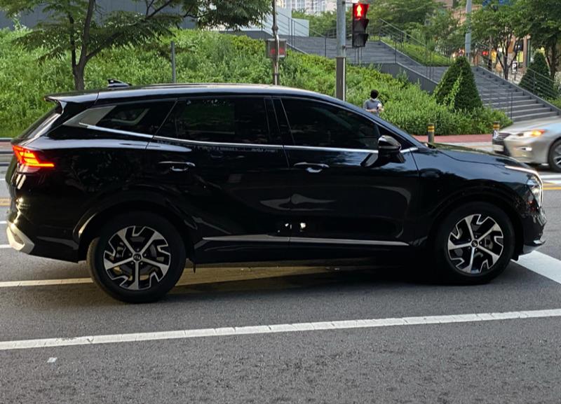 Kia Sportage X-Line 2022 có đường chân kính mạ crôm