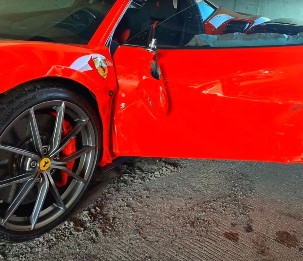 Chiếc siêu xe Ferrari 488 Pista bị hư hỏng khá nặng sau vụ tai nạn Chiếc siêu xe Ferrari 488 Pista bị hư hỏng khá nặng sau vụ tai nạn