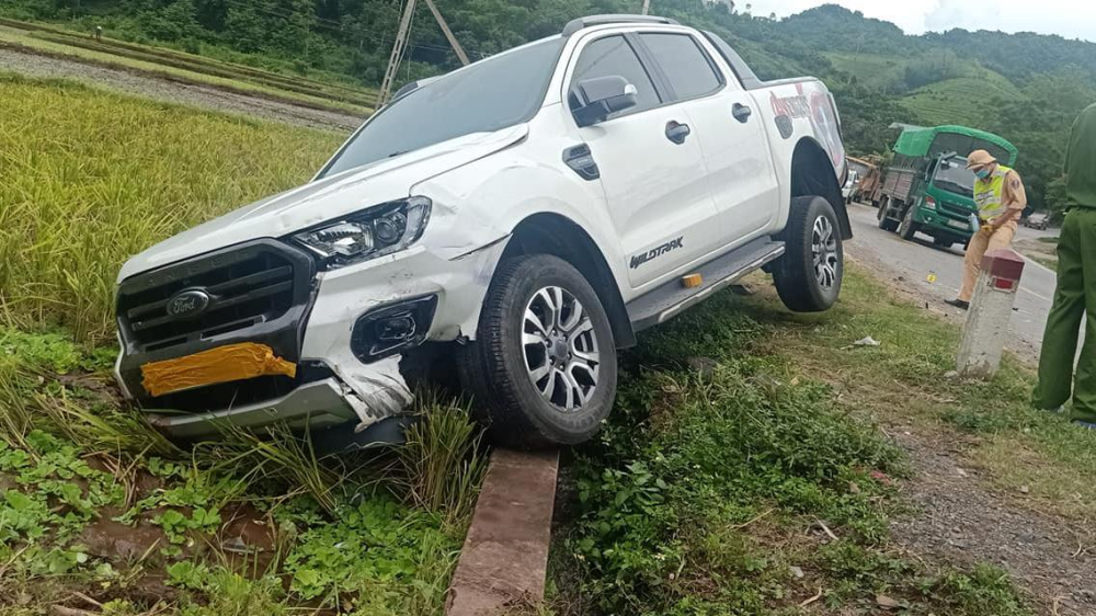 Chiếc Ford Ranger bị hư hỏng đầu xe sau vụ tai nạn Chiếc Ford Ranger bị hư hỏng đầu xe sau vụ tai nạn