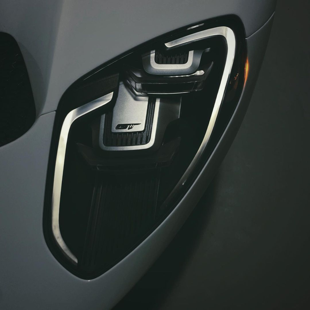 Tunku Idris Iskandar Ismail từng đăng ảnh hé lộ đèn pha của Ford GT