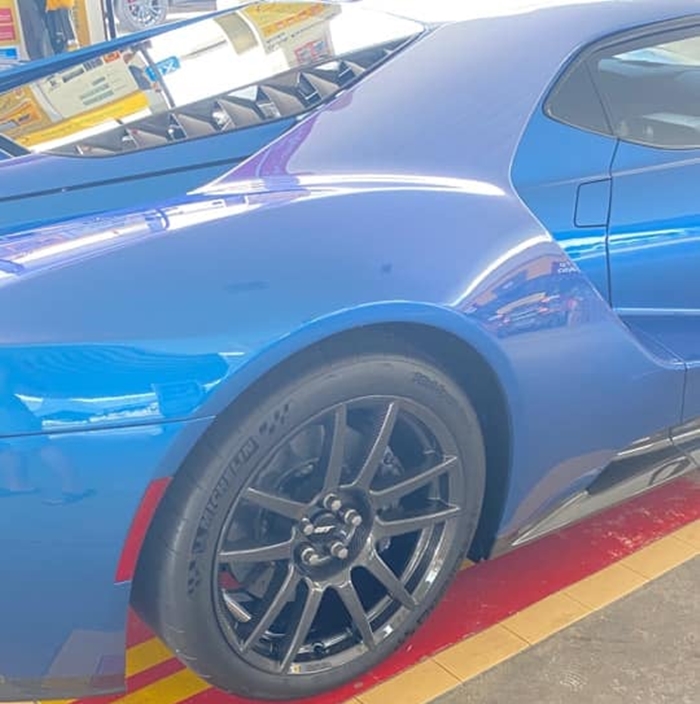 Chiếc siêu xe Ford GT do Tunku Idris Iskandar Ismail cầm lái bị bắt gặp tại một trạm xăng, xe có bộ mâm carbon