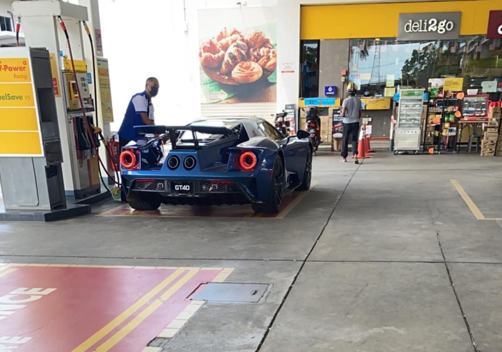 Cận cảnh nhan sắc siêu xe Ford GT của Hoàng tử Malaysia với biển số GT40