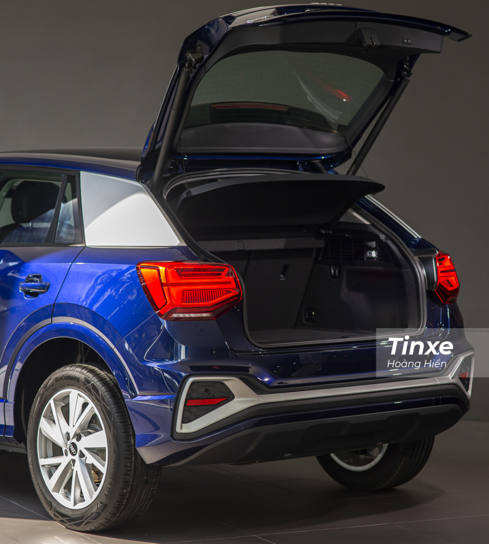 Khoang hành lý 405 lít và cửa cốp sau đóng mở tự động trên Audi Q2 2021.