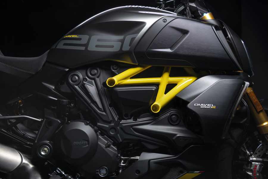 Bộ màu đặc biệt với khung vàng nổi bật trên Ducati Diavel 1260 S Bộ màu đặc biệt với khung vàng nổi bật trên Ducati Diavel 1260 S
