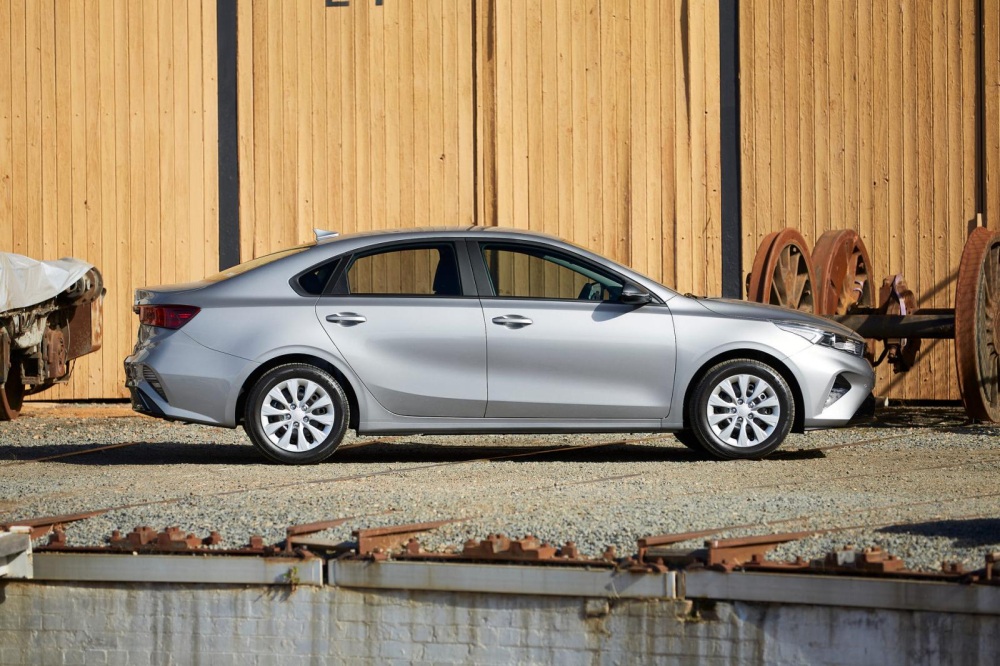 Kia Cerato 2022 bản S chỉ được trang bị vành thép 16 inch