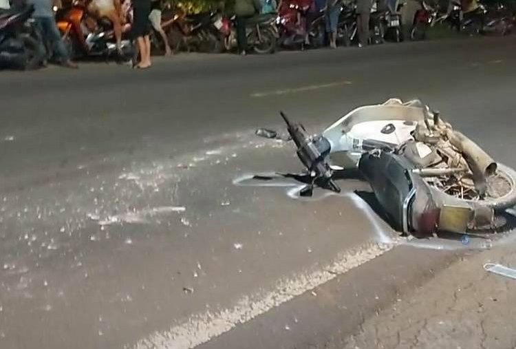 Chiếc xe m&aacute;y của người đ&agrave;n &ocirc;ng sang đường nằm đổ tại hiện trường