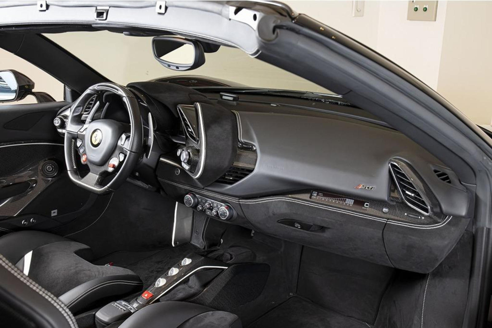 Nội thất của Ferrari J50