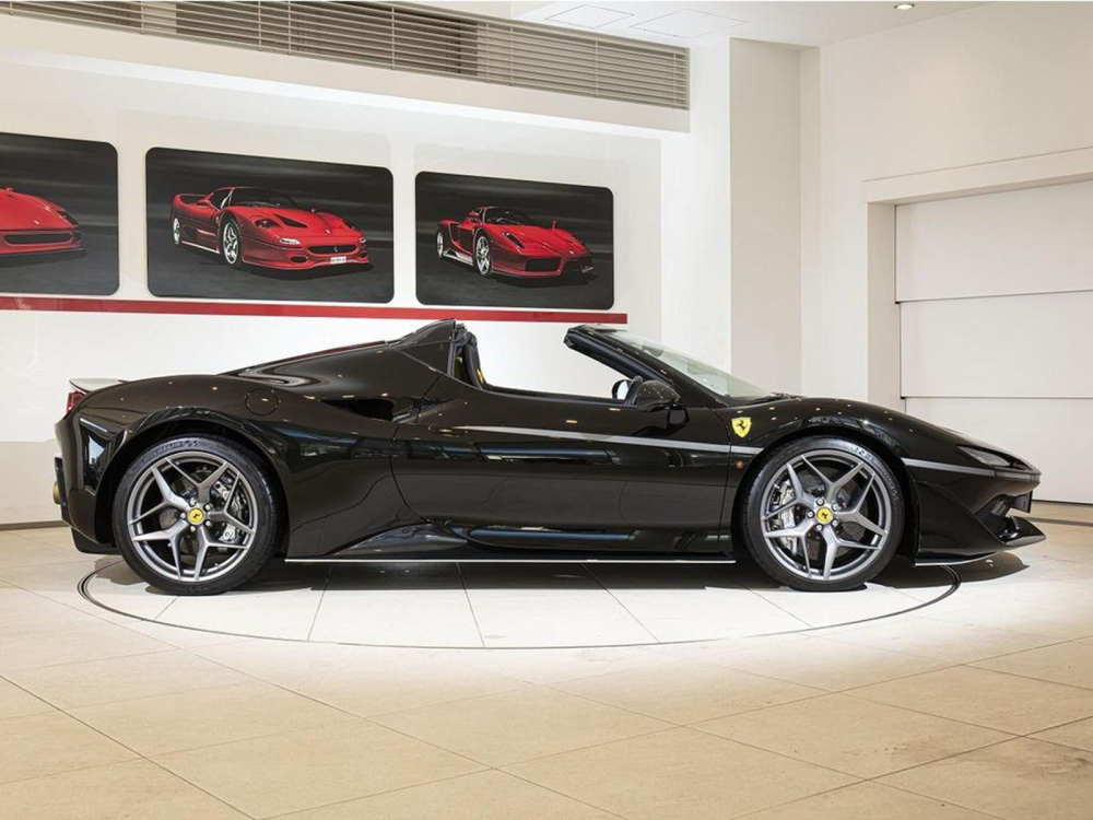 Phía bên sườn của Ferrari J50