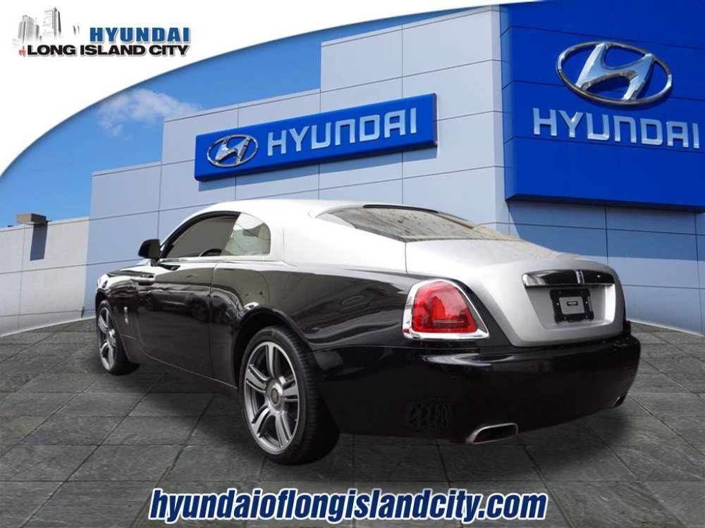 Chiếc Rolls-Royce Wraith được sơn phối 2 m&agrave;u đen v&agrave; bạc