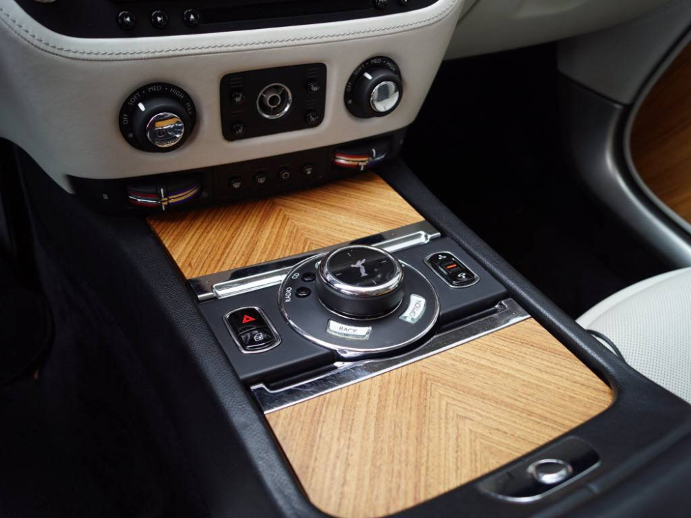Rolls-Royce Wraith d&ugrave;ng động cơ V12 v&agrave; hộp số tự động 8 cấp