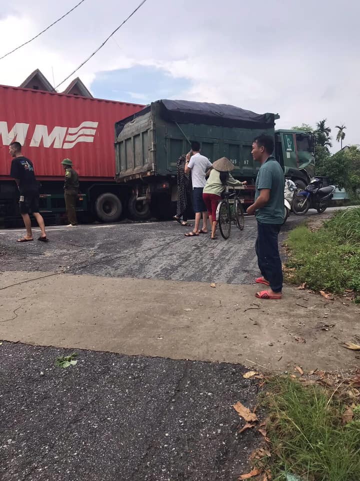 Chiếc xe ben cũng bị móp méo ở cửa xe