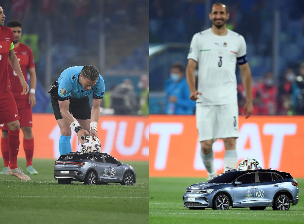 Cầu thủ Giorgio Chiellini cười khi nhìn thấy chiếc ô tô tí hon Cầu thủ Giorgio Chiellini cười khi nhìn thấy chiếc ô tô tí hon
