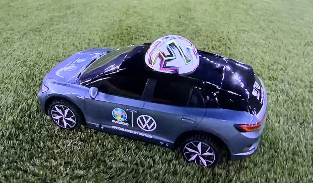 Chiếc ô tô Volkswagen điều khiển từ xa chở quả bóng của trận khai mạc Euro 2020 Chiếc ô tô Volkswagen điều khiển từ xa chở quả bóng của trận khai mạc Euro 2020