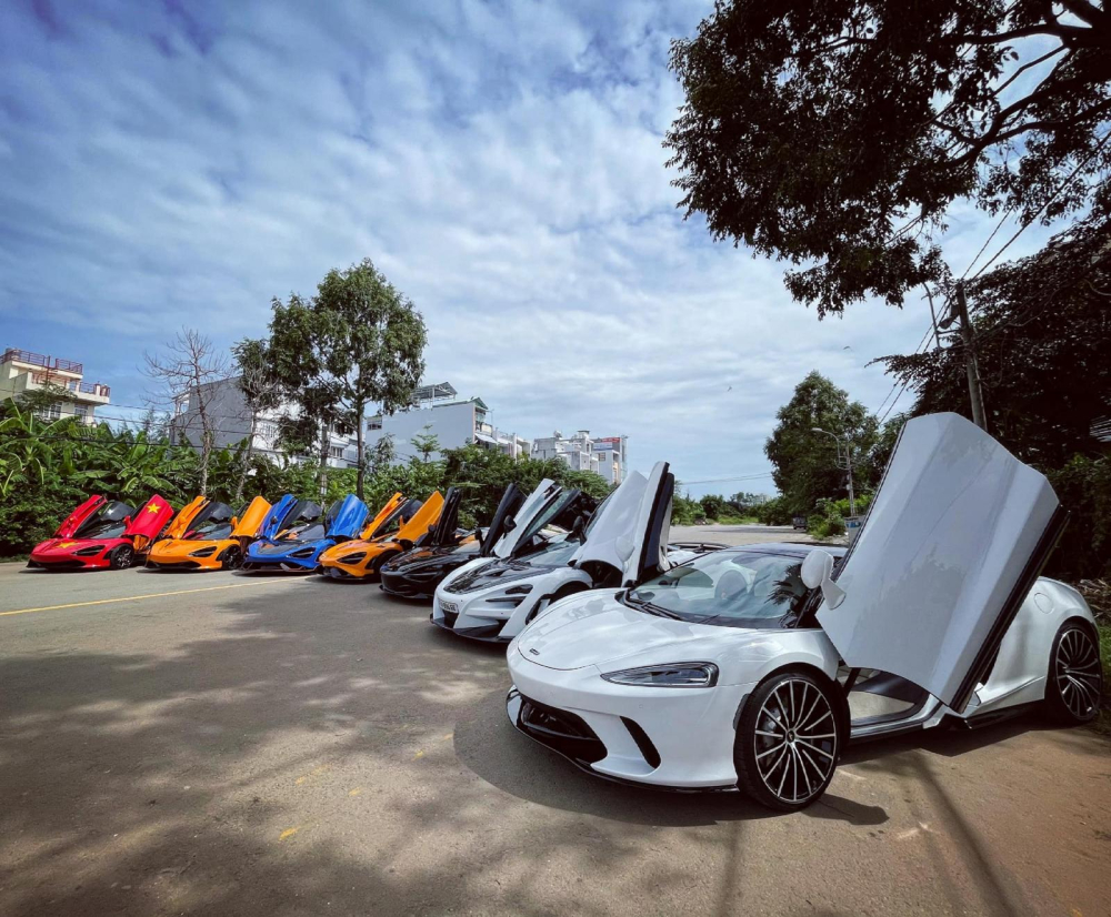 Từ trái sang, cặp đôi McLaren 720S với màu đỏ và cam, kế đến là 2 chiếc siêu xe giới hạn McLaren 765LT mang màu xanh và cam, tiếp theo là McLaren 720S Spider, McLaren 720S độ N-Largo của Tống Đông Khuê và cuối cùng là McLaren GT Từ trái sang, cặp đôi McLaren 720S với màu đỏ và cam, kế đến là 2 chiếc siêu xe giới hạn McLaren 765LT mang màu xanh và cam, tiếp theo là McLaren 720S Spider, McLaren 720S độ N-Largo của Tống Đông Khuê và cuối cùng là McLaren GT