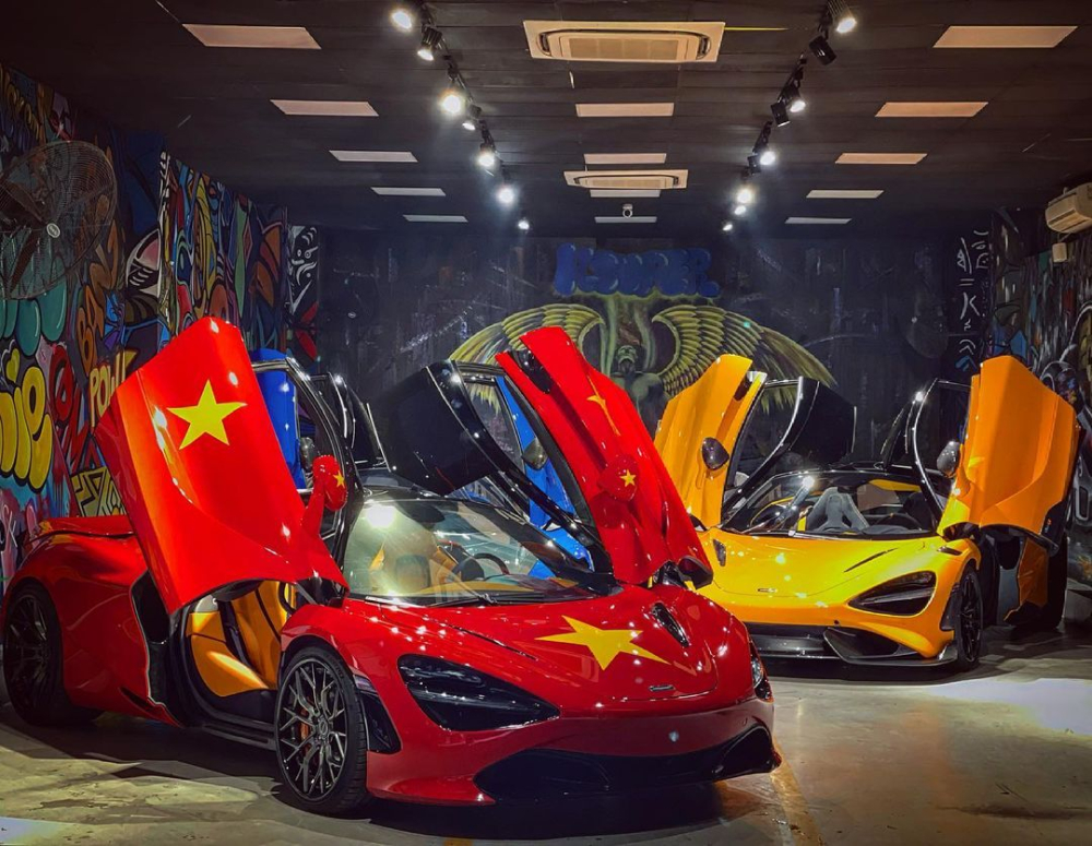 Chiếc siêu xe McLaren 720S màu đỏ được trang trí thêm cờ vàng để cổ vũ tuyển Việt Nam