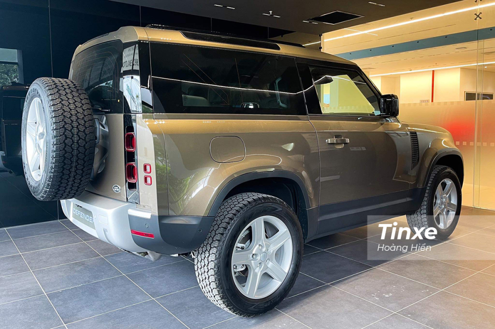 Defender 90 c&oacute; chiều d&agrave;i tổng thể ngắn hơn so với Defender 110.