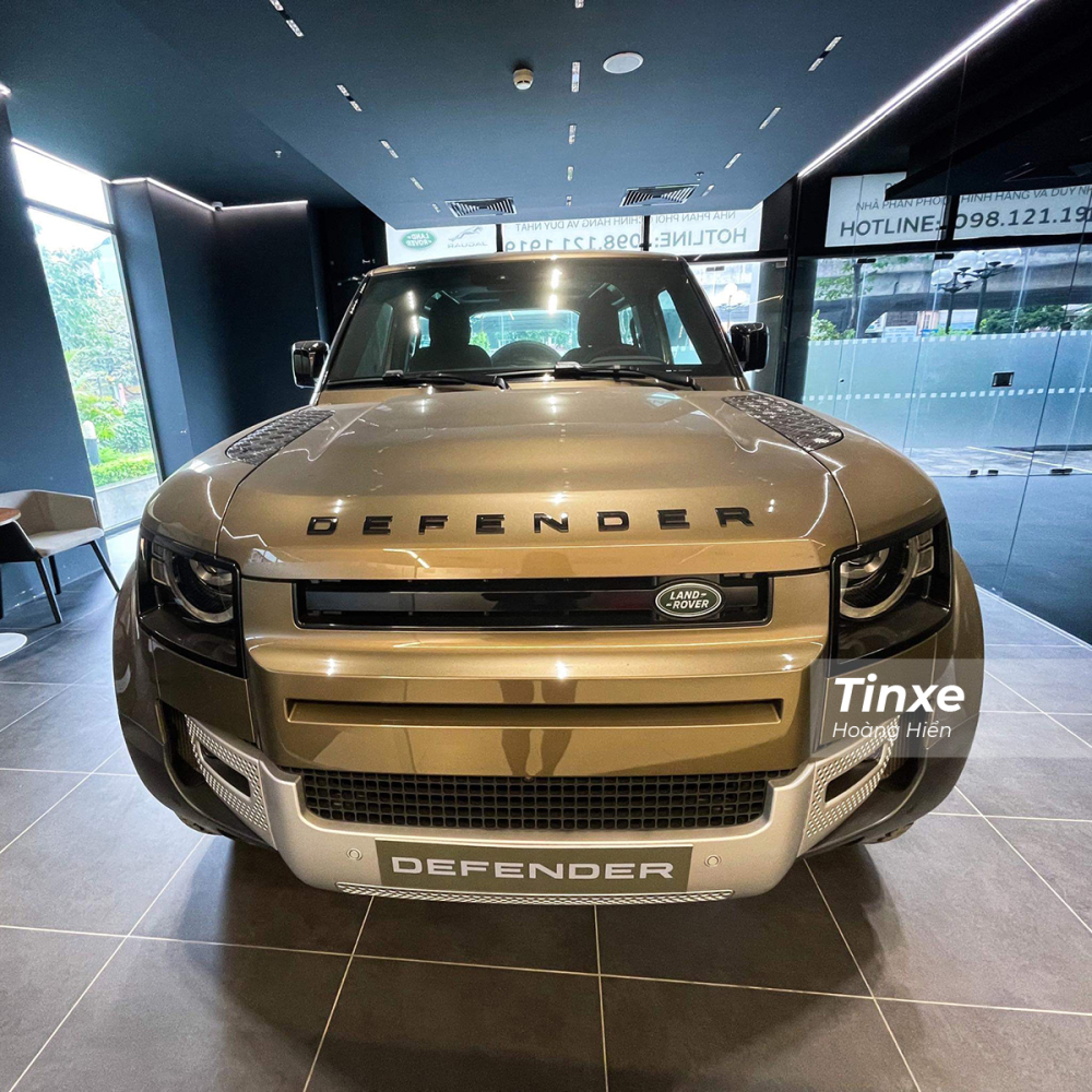 Land Rover Defender 90 vẫn giữ những đường n&eacute;t rất đặc trưng của m&igrave;nh.