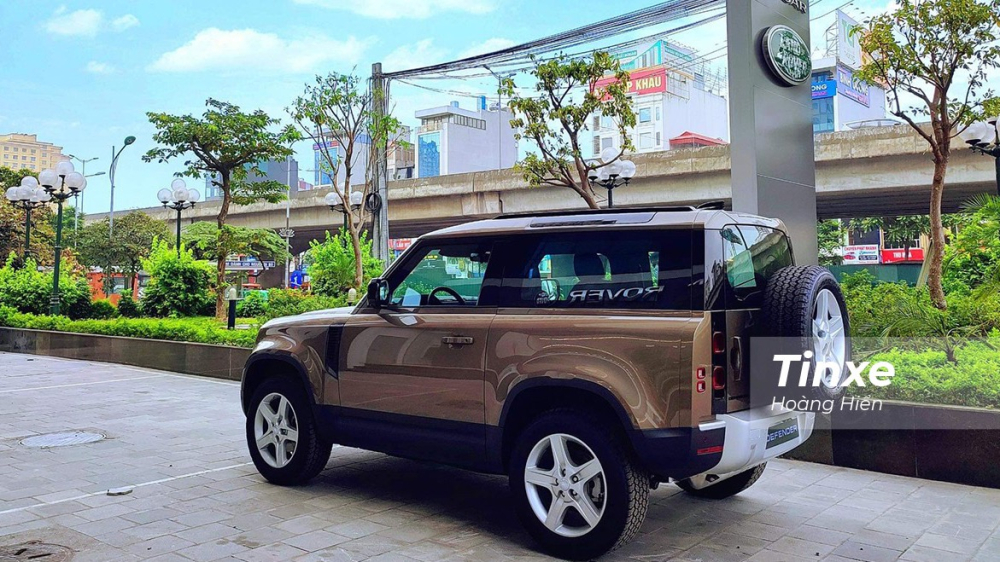 Chiếc xe Land Rover Defender 90 phi&ecirc;n bản SE xuất hiện tại H&agrave; Nội.