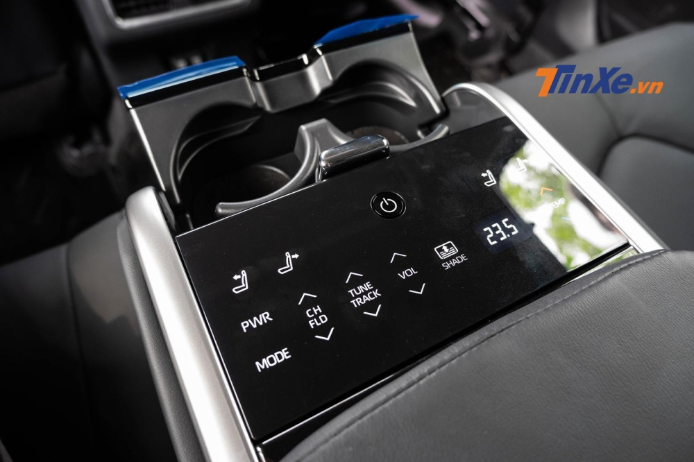 Bảng điều khiển t&iacute;ch hợp tr&ecirc;n bệ t&igrave; tay h&agrave;ng ghế thứ 2 của Toyota Camry 2.5Q.