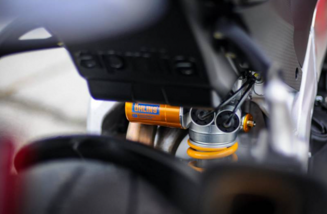 Phuộc Ohlins trước sau tr&ecirc;n Aprilia RSV4 Factory