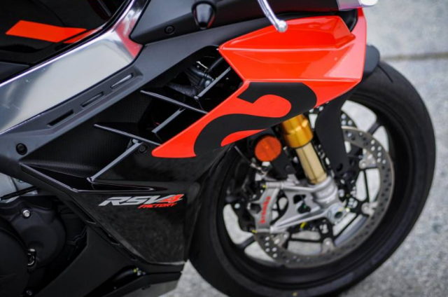 Phuộc Ohlins trước sau tr&ecirc;n Aprilia RSV4 Factory