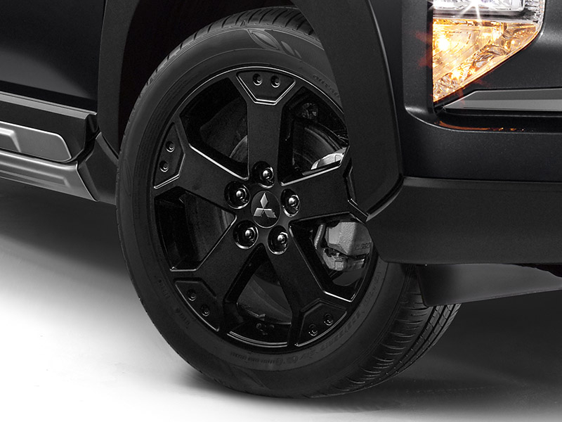 V&agrave;nh 17 inch của Mitsubishi Xpander Cross Rockford Fosgate Black Edition 2021