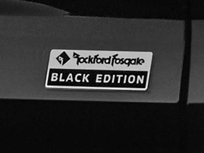Logo Rockford Fosgate Black Edition ở cửa cốp