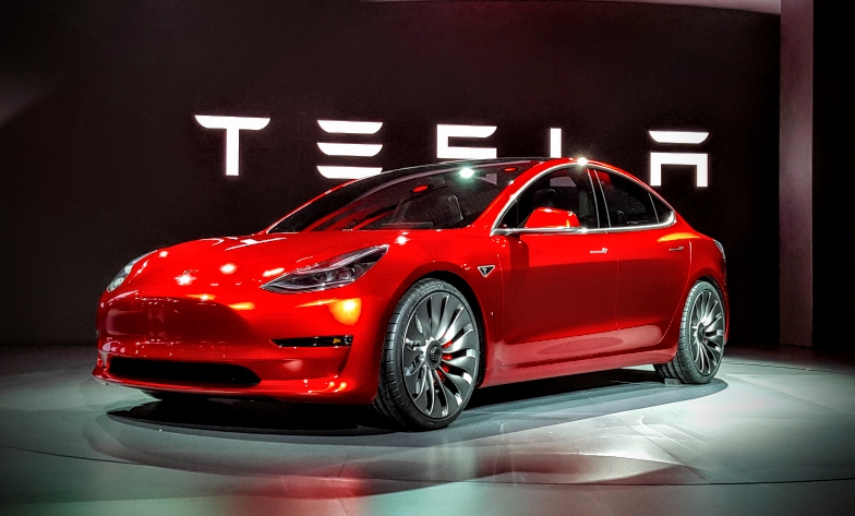 Tesla Model 3 l&agrave; mẫu xe b&aacute;n chạy thứ 16 tr&ecirc;n to&agrave;n cầu trong năm 2020