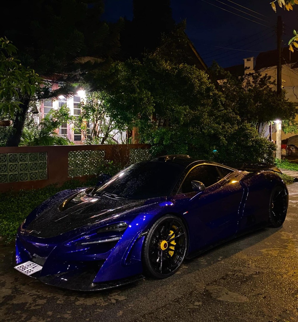 Ngay sau khi mua về, CEO trẻ tuổi đ&atilde; cho lột bộ &aacute;o m&agrave;u sắc rực rỡ tr&ecirc;n để chiếc McLaren 720S độ N-Largo về m&agrave;u zin