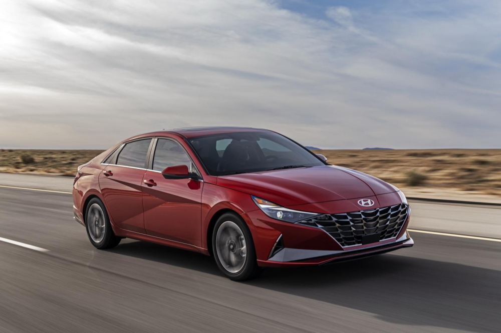 Ở thế hệ mới, Hyundai Elantra sở hữu thiết kế t&aacute;o bạo v&agrave; đi k&egrave;m nhiều trang bị hiện đại hơn.