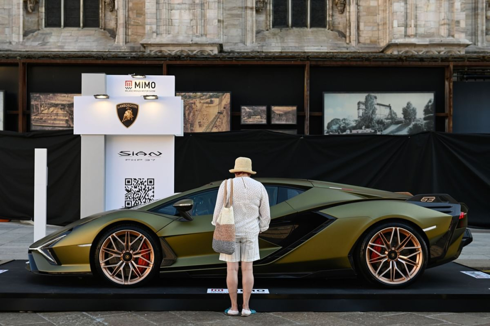 Một vị kh&aacute;ch đứng xem chiếc si&ecirc;u xe Lamborghini Sian trong triển l&atilde;m &Ocirc; t&ocirc; Milano Monza 2021