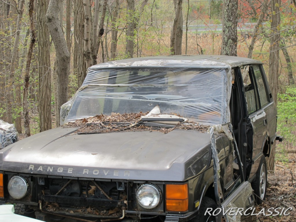 Chiếc Range Rover này được bọc ni-lông xung quanh khu vực kính lái