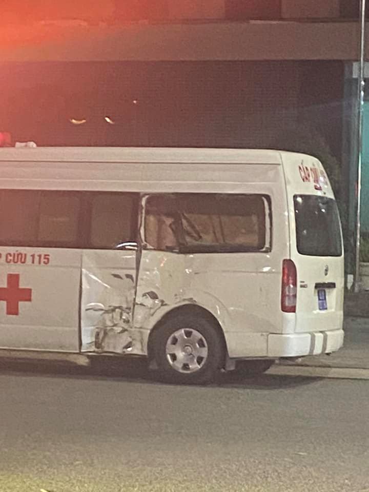 Chiếc xe cấp cứu bị biến dạng b&ecirc;n sườn