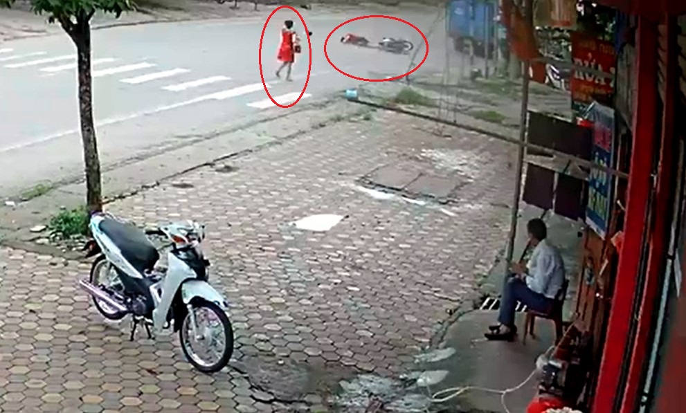 Thanh ni&ecirc;n bị ng&atilde; sau khi va chạm với người phụ nữ đi bộ tr&ecirc;n l&ograve;ng đường