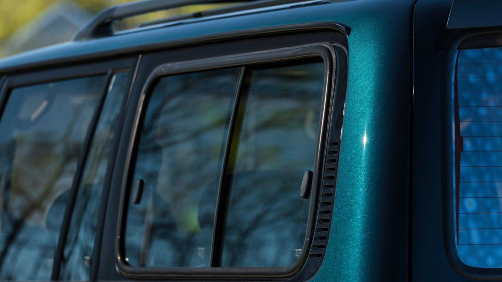 Cửa sổ khoang hành lý của chiếc Toyota Land Cruiser