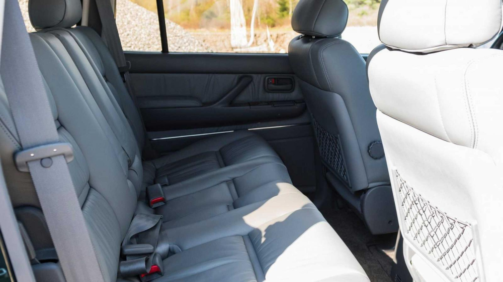 Hàng ghế thứ hai của chiếc Toyota Land Cruiser