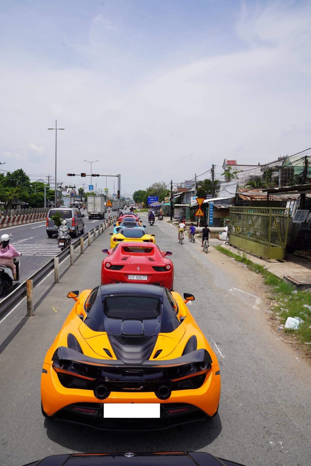 Đo&agrave;n si&ecirc;u xe hơn 10 chiếc với tổng trị gi&aacute; h&agrave;ng trăm tỷ đồng nối đu&ocirc;i nhau di chuyển tr&ecirc;n đường