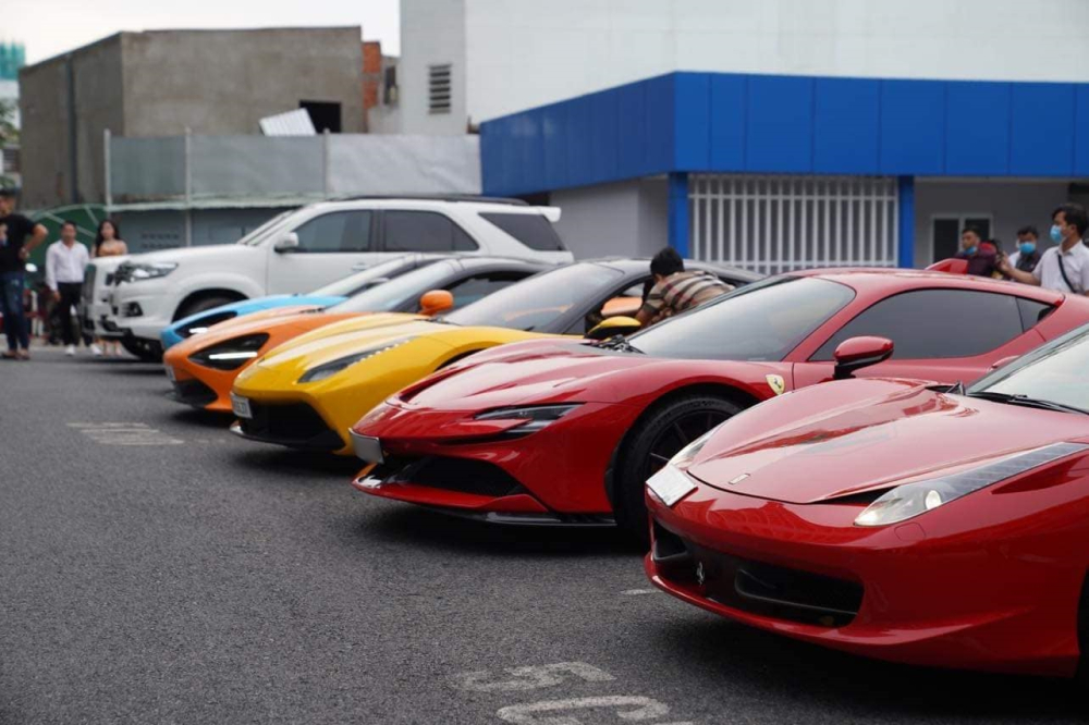 Từ tr&aacute;i sang l&agrave; 2 chiếc si&ecirc;u xe McLaren 720S, Ferrari 488 GTB, Ferrari SF90 Stradale v&agrave; Ferrari 458 Spider