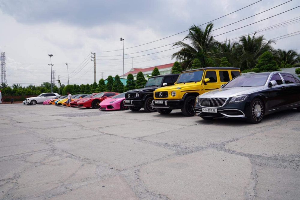 Buổi họp mặt n&agrave;y đ&atilde; diễn ra từ trước nhưng nay mới được chia sẻ h&igrave;nh ảnh đ&atilde; khiến kh&ocirc;ng &iacute;t người cho&aacute;ng ngợp trước d&agrave;n si&ecirc;u xe v&agrave; xe si&ecirc;u sang của c&aacute;c đại gia lan đột biến
