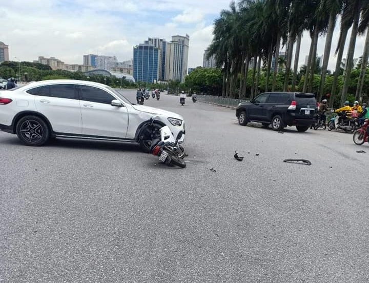 Thiệt hại của chiếc xe Mercedes-Benz GLC 300 4Matic Coupe sau khi bị nam shipper t&ocirc;ng xe m&aacute;y v&agrave;o