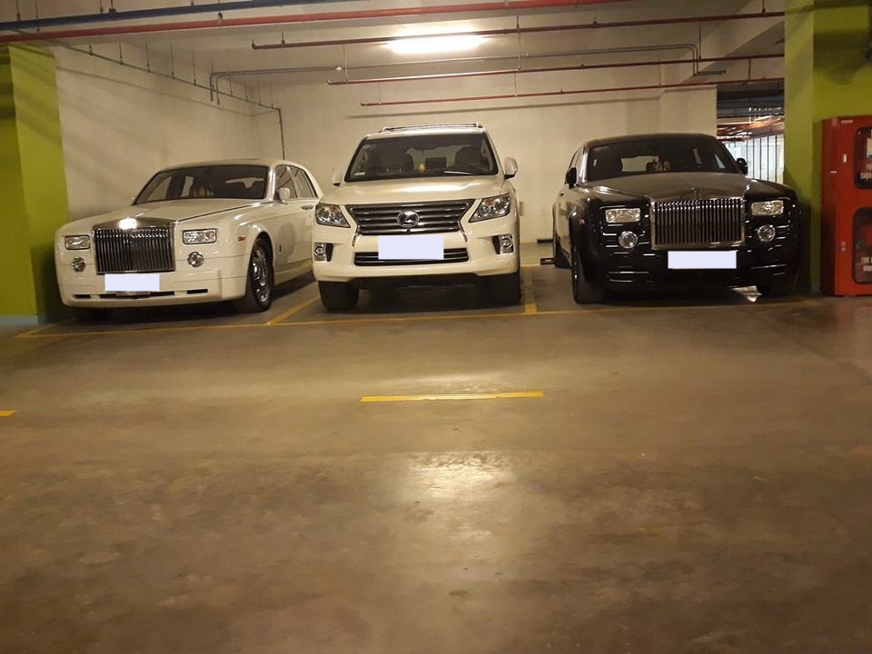 Đây là đáp án khiến không ít người bất ngờ, 1 chiếc SUV hạng sang Lexus LX570 được đỗ giữa 2 chiếc xe siêu sang Rolls-Royce Phantom