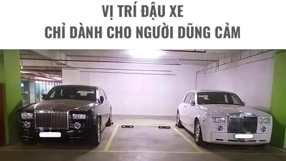 Thật sự dũng cảm lắm cũng không dám lùi xe để đỗ giữa 2 chiếc xe siêu sang Rolls-Royce Phantom này